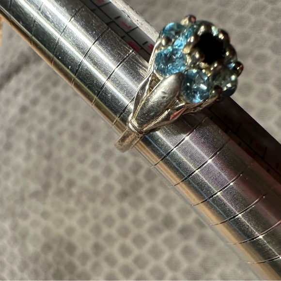 Sterling Silver flower ring - Picture 4 of 17